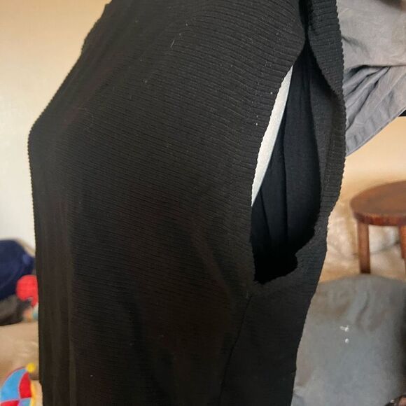 Realtakai black ribbed structured sleeveless blouse with shoulder pads measures - Picture 3 of 4